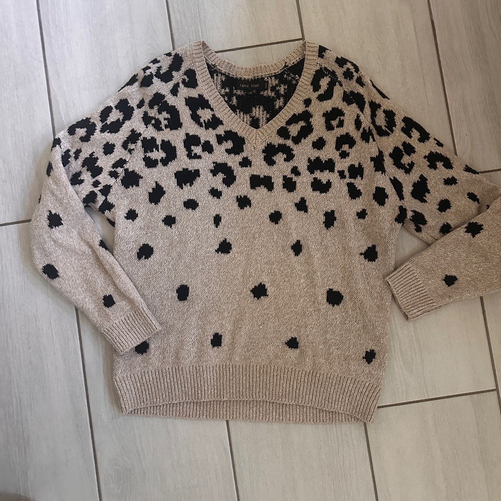 Love Tree Cheetah Print Black and Tan V-Neck Sweater super soft